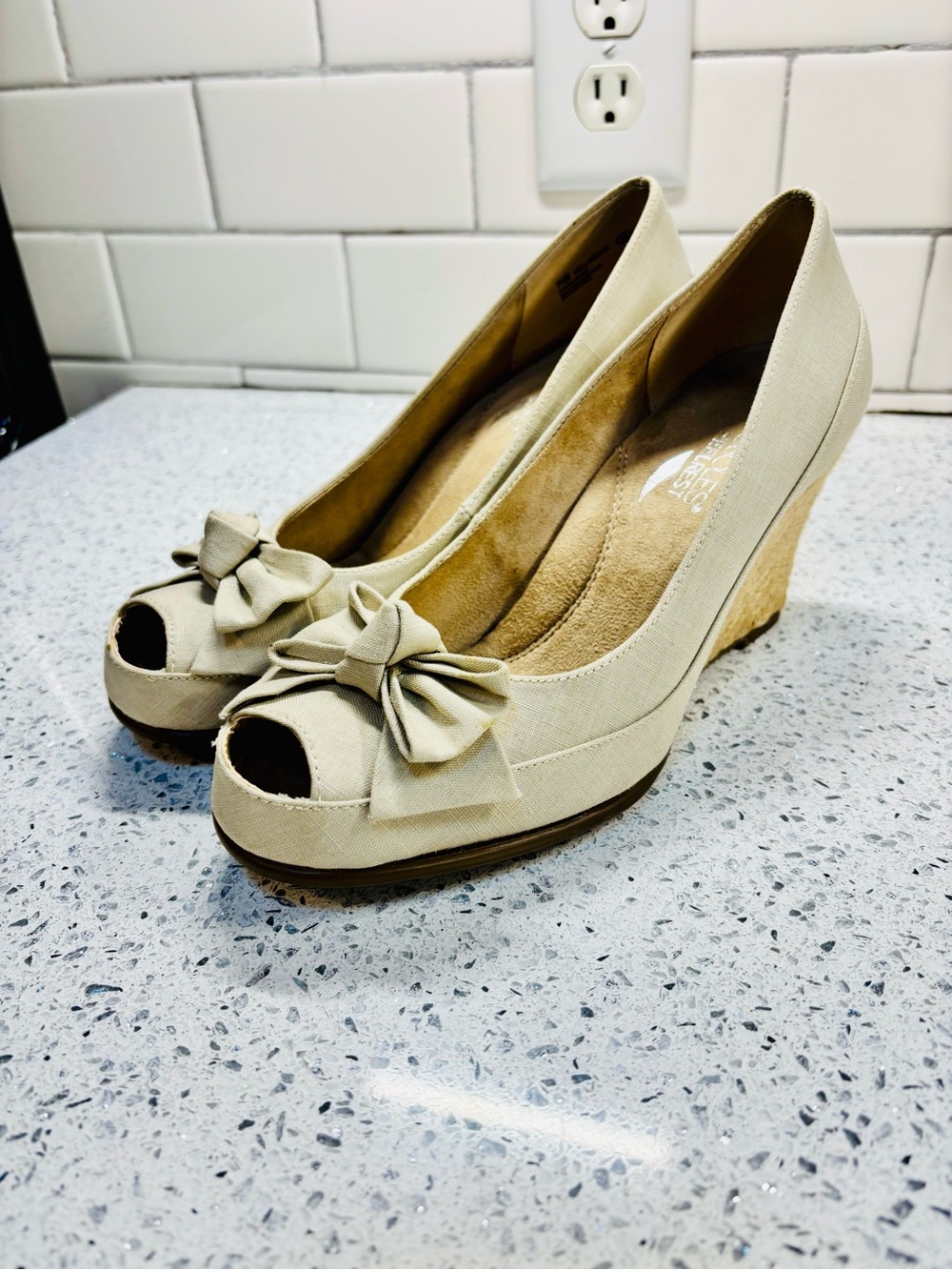 AEROSOLES Cream Peep-Toe Bow Wedges Sz-7.5m